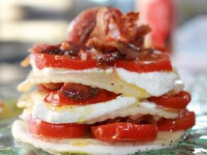 AMATRICIANA-SCOMPOSTA-CON-POMODORINI-CONFIT-GUANCIALE-PICCANTE-E-SPUMA-DI-PECORINO